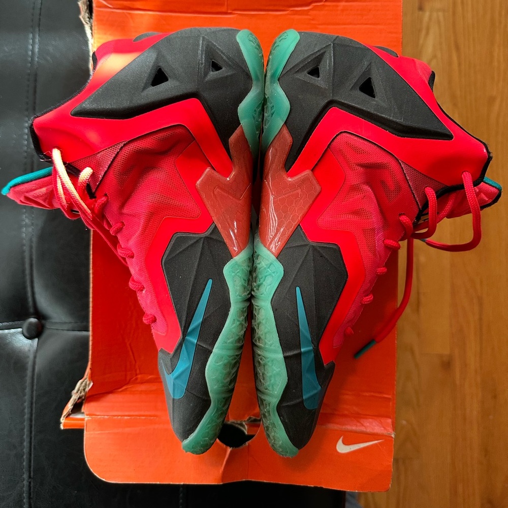 Lebron XI size 6.5 (GS) women 8